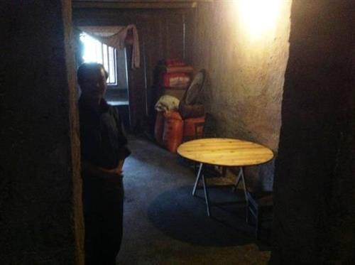 Gian bên trái để đặt buồng ngủ của vợ chồng gia chủ. Gian bên phải là buồng ngủ của con cái.