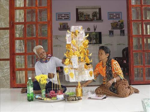 Gia đình Lâm Ươn – già làng ấp 5, kết cây Bông Bạc chuẩn bị dâng lên chùa. Ảnh: K GỬIH -TTXVN Gia đình Lâm Ươn – già làng ấp 5, kết cây Bông Bạc chuẩn bị dâng lên chùa. Ảnh: K GỬIH -TTXVN