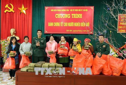 Đồn Biên phòng Mường Pồn tặng quà và bánh chưng cho các gia đình chính sách và hộ nghèo khu vực biên giới. Ảnh: Phan Tuấn Anh - TTXVN Đồn Biên phòng Mường Pồn tặng quà và bánh chưng cho các gia đình chính sách và hộ nghèo khu vực biên giới. Ảnh: Phan Tuấn Anh - TTXVN