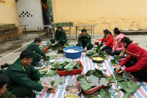 Cán bộ chiến sỹ đồn Biên phòng Mường Pồn gói bánh chưng tặng cho các gia đình chính sách và hộ nghèo khu vực biên giới. Ảnh: Phan Tuấn Anh - TTXVN Cán bộ chiến sỹ đồn Biên phòng Mường Pồn gói bánh chưng tặng cho các gia đình chính sách và hộ nghèo khu vực biên giới. Ảnh: Phan Tuấn Anh - TTXVN