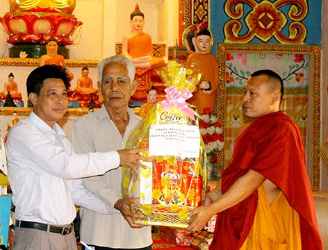 Ông Đồng Văn Thanh (trái), Phó Chủ tịch UBND tỉnh Hậu Giang thăm, tặng quà tại chùa Khem Mara Pa Phia, ở ấp 5, xã Vĩnh Trung, huyện Vị Thủy. Ông Đồng Văn Thanh (trái), Phó Chủ tịch UBND tỉnh Hậu Giang thăm, tặng quà tại chùa Khem Mara Pa Phia, ở ấp 5, xã Vĩnh Trung, huyện Vị Thủy.