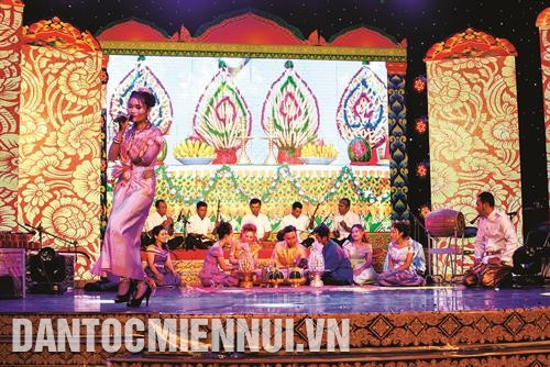 Các thí sinh đã mang đến cho khán giả nhiều tiết mục đặc sắc, ca ngợi Đảng, Bác Hồ, sự đổi thay của phum sóc…. Ảnh: Trung Hiếu Các thí sinh đã mang đến cho khán giả nhiều tiết mục đặc sắc, ca ngợi Đảng, Bác Hồ, sự đổi thay của phum sóc…. Ảnh: Trung Hiếu