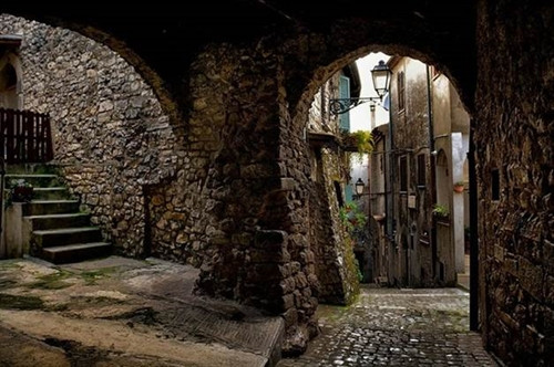 1. Đường phố ở thị trấn Spello Spello là một thị trấn nhỏ dễ thương với các kiến trúc thời Trung cổ và Phục hưng. Những hẻm nhỏ lát đá sỏi hoặc những cây cầu bằng đá nhỏ. 2. Galuppi, Burano, Ý Burano là một hòn đảo nhỏ nằm trong đầm phá Venice, nơi nổi tiếng với những ngôi nhà đủ màu sắc! 3. Corso Santa Anastasia, Verona, Ý Trong mỗi thị trấn lớn nhỏ, bạn có thể tìm thấy những con đường có bán đủ thứ và làm bạn kinh ngạc bởi kiến trúc quá đẹp của chúng. 4. Dolceacqua, Liguria. Con đường ở Dolceacqua này là một ví dụ điển hình của đường phố Ý, vì nó có sự pha trộn hoàn hảo các chi tiết mộc mạc. 5. Amalfi, Campania Amalfi là một điểm đến rất phổ biến, đặc biệt vào mùa hè nhờ có bờ biển dài và những con đường cực kỳ đẹp. 6. Đường Monte Pertica ở Alberobello, tỉnh Bari Đường Monte Pertica không có gì ngoài sự thôi miên, mọi thứ đều khiến bạn không thể rời mắt được. 7. Sorno, Tuscany Sorno sẽ là một con đường nữa ở Ý được trang trí bằng hoa và chậu hoa. Chúng sẽ làm bạn phải mỉm cười thích thú. 8. Molfetta, Puglia Con đường ở Molfetta là sự kết hợp giữa hiện đại và mộc mạc làm say đắm bất kỳ du khách nào. 9. Caruggi, Liguria Đường phố ở Caruggi ẩn rất nhiều cầu thang thách thức bất kỳ du khách nào. Dù vậy dừng lo lắng vì có rất nhiều quán cà phê để bạn dừng chân khi cần. 10. Bassiano, Lazio Bassiano là một khu phố nhỏ với những bức tường đá tạo cảm giác mát rượi. 1. Đường phố ở thị trấn Spello Spello là một thị trấn nhỏ dễ thương với các kiến trúc thời Trung cổ và Phục hưng. Những hẻm nhỏ lát đá sỏi hoặc những cây cầu bằng đá nhỏ. 2. Galuppi, Burano, Ý Burano là một hòn đảo nhỏ nằm trong đầm phá Venice, nơi nổi tiếng với những ngôi nhà đủ màu sắc! 3. Corso Santa Anastasia, Verona, Ý Trong mỗi thị trấn lớn nhỏ, bạn có thể tìm thấy những con đường có bán đủ thứ và làm bạn kinh ngạc bởi kiến trúc quá đẹp của chúng. 4. Dolceacqua, Liguria. Con đường ở Dolceacqua này là một ví dụ điển hình của đường phố Ý, vì nó có sự pha trộn hoàn hảo các chi tiết mộc mạc. 5. Amalfi, Campania Amalfi là một điểm đến rất phổ biến, đặc biệt vào mùa hè nhờ có bờ biển dài và những con đường cực kỳ đẹp. 6. Đường Monte Pertica ở Alberobello, tỉnh Bari Đường Monte Pertica không có gì ngoài sự thôi miên, mọi thứ đều khiến bạn không thể rời mắt được. 7. Sorno, Tuscany Sorno sẽ là một con đường nữa ở Ý được trang trí bằng hoa và chậu hoa. Chúng sẽ làm bạn phải mỉm cười thích thú. 8. Molfetta, Puglia Con đường ở Molfetta là sự kết hợp giữa hiện đại và mộc mạc làm say đắm bất kỳ du khách nào. 9. Caruggi, Liguria Đường phố ở Caruggi ẩn rất nhiều cầu thang thách thức bất kỳ du khách nào. Dù vậy dừng lo lắng vì có rất nhiều quán cà phê để bạn dừng chân khi cần. 10. Bassiano, Lazio Bassiano là một khu phố nhỏ với những bức tường đá tạo cảm giác mát rượi.