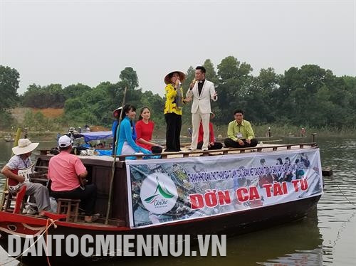 Biểu diễn nét văn hóa Đờn ca tài tử tại không gian Chợ nổi Cái Răng