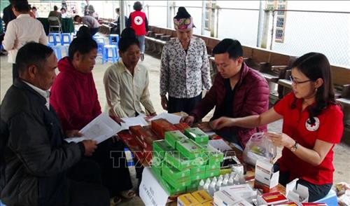 Hội Chữ thập đỏ tỉnh Sơn La phối hợp Bệnh viện Y dược cổ truyền Sơn La tổ chức khám bệnh, tư vấn sức khỏe và cấp thuốc miễn phí tại xã Mường Và ( huyện Sộp Cộp). Ảnh: Diệp Anh – TTXVN Hội Chữ thập đỏ tỉnh Sơn La phối hợp Bệnh viện Y dược cổ truyền Sơn La tổ chức khám bệnh, tư vấn sức khỏe và cấp thuốc miễn phí tại xã Mường Và ( huyện Sộp Cộp). Ảnh: Diệp Anh – TTXVN