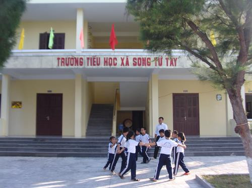 Các em học sinh trường tiểu học xã Song Tử Tây vui chơi trong giờ nghỉ giải lao