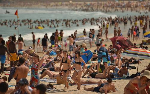 Người dân đổ xô tới bãi biển Bondi ở Sydney, Australia tránh nóng. AFP/TTXVN