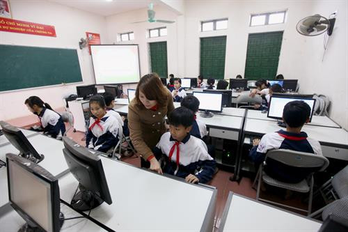 Đến xã Song Phượng, huyện Đan Phượng, ai cũng ngỡ ngàng bởi những con đường khang trang, sạch đẹp, nhiều cây xanh và hoa trái... Không chỉ thế, cuộc sống người nông dân nơi đây còn sung túc với những mô hình kinh tế phát triển. Hiện Song Phượng là một trong 3 xã đầu tiên của Hà Nội hoàn thành các tiêu chí nông thôn mới nâng cao. Ảnh: Vũ Sinh Về xã Thụy Hương, huyện Chương Mỹ hôm nay, có thể thấy diện mạo nông thôn nơi đây như được khoác lên mình một chiếc áo mới. Trong ảnh: Người dân Thụy Hương trồng hoa có thu nhập cao gấp ba, bốn lần so với cấy lúa và trồng màu. Ảnh: Hoàng Giáp Hiện nay, nhiều doanh nghiệp, trang trại và hộ nông dân ở Hà Nội đã chủ động ứng dụng các kiến thức khoa học - kỹ thuật, thực hiện sản xuất nông nghiệp hữu cơ nhằm cung cấp cho thị trường những sản phẩm thịt, rau, quả sạch, ngon, đáp ứng nhu cầu tiêu dùng. Trang trại Hoa Viên là một trong những địa chỉ như vậy. Trong ảnh: Áp dụng công nghệ tưới tiết kiệm nước vào trồng trọt ở Trang trại Hoa Viên tại xã Yên Bình, huyện Thạch Thất. Ảnh: Nguyễn Tuấn Long Năm 2002, khi xã Đại Yên, huyện Chương Mỹ có chủ trương chuyển dịch cơ cấu vật nuôi cây trồng, anh Đặng Đình Tiên đã mạnh dạn nhận thầu gần 4 ha ruộng trũng tại địa phương để đầu tư xây dựng mô hình kinh tế vườn - ao - chuồng. Có được mặt bằng, anh tận dụng đào khoảng 2 ha để nuôi cá, phần diện tích còn lại xây chuồng trại chăn nuôi gia cầm và trồng xen cây ăn quả các loại. Không ngừng học hỏi, tìm tòi hướng đi mới, anh tìm tới các tỉnh Bắc Ninh, Hải Dương... để tích lũy kinh nghiệm từ các mô hình trang trại làm ăn hiệu quả. Trở về sau những chuyến đi, anh quyết định lựa chọn gà đẻ trứng là vật nuôi chủ lực để phát triển. Đến nay, Trang trại gà Tiên Viên của anh Đặng Đình Tiên nổi tiếng với sản phẩm trứng gà sạch. Ảnh: Hoàng Hà Gần 10 năm qua, thực hiện Chương trình xây dựng nông thôn mới, huyện Thanh Trì đã đẩy mạnh cơ giới hóa vào sản xuất, nhân rộng vùng sản xuất lúa chất lượng cao tại các xã Đại Áng, Tả Thanh Oai, Vĩnh Quỳnh, Hữu Hòa; vùng sản xuất rau an toàn tại xã Duyên Hà, Yên Mỹ; vùng nuôi trồng thủy sản ở Đông Mỹ, Tứ Hiệp, Vĩnh Quỳnh, Tam Hiệp; đẩy mạnh vùng sản xuất nấm ăn, nấm dược liệu tại các xã: Tả Thanh Oai, Vĩnh Quỳnh, Hữu Hòa; vùng cây ăn quả ở Vạn Phúc, Yên Mỹ. Trong ảnh: Xã Đại Áng, huyện Thanh Trì đưa cơ giới hóa vào sản xuất nông nghiệp. Ảnh: Đình Huệ Nhiều năm qua, làng hoa Tây Tựu ở xã Tây Tựu, quận Bắc Từ Liêm nổi tiếng là làng chuyên trồng và cung cấp hoa cho thị trường. Ảnh: Đình Huệ Trong xây dựng nông thôn mới, huyện Đan Phượng xác định việc đầu tiên phải làm là đẩy mạnh công tác tuyên truyền, vận động mọi tầng lớp nhân dân tham gia, làm cho người dân hiểu rõ vai trò của mình và cộng đồng là chủ thể xây dựng nông thôn mới, lấy nội lực là căn bản, tự giác tham gia, sáng tạo trong tổ chức thực hiện. Trong ảnh: Người dân xã Tân Hội, huyện Đan Phượng cải tạo, nâng cấp đường giao thông nội đồng. Ảnh:Tư liệu BA DT&MN Hà Nội đặc biệt chú trọng tới công tác chăm sóc sức khỏe cho đồng bào dân tộc sinh sống tại các xã miền núi thuộc các huyện Ba Vì, Thạch Thất... Ảnh:Tư liệu BA DT&MN Xã Thụy Hương, huyện Chương Mỹ là một trong 11 mô hình điểm của toàn quốc về xây dựng nông thôn mới. Hà Nội đã nhân rộng mô hình xã Thụy Phương, góp phần đưa cuộc sống của người dân các xã nông thôn mới ngày càng tốt hơn. Trong ảnh: Hệ thống trường, lớp được hoàn thiện, chất lượng dạy và học ngày càng được nâng cao ở xã Thụy Hương. Ảnh: Hoàng Giáp Để hỗ trợ sản xuất nông nghiệp, huyện Mê Linh đã nâng cấp hàng trăm kilômét kênh mương, trở thành một trong những huyện đi đầu của thành phố Hà Nội về việc nâng tỷ lệ kiên cố hóa kênh mương. Trong ảnh: Kiên cố hóa kênh mương ở Liên Mạc, xã điểm xây dựng nông thôn mới của huyện Mê Linh. Ảnh: Vũ Hiếu