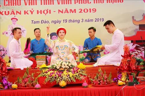 Tiết mục biểu diễn của Câu lạc bộ Thanh đồng Nguyễn Thị Hương, huyện Bình Xuyên, tỉnh Vĩnh Phúc. Ảnh Nguyễn Trọng Lịch- TTXVN
