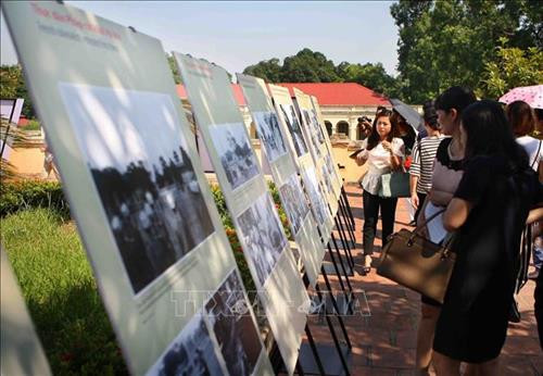 Khách tham quan triển lãm trong ngày khai mạc. Ảnh: Thanh Tùng-TTXVN