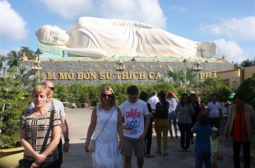 Du khách quốc tế tham quan chùa Vĩnh Tràng. Trong ảnh: Du khách tham quan chùa Vĩnh Tràng. Ảnh: Tràng Dương - TTXVN Du khách quốc tế tham quan chùa Vĩnh Tràng. Trong ảnh: Du khách tham quan chùa Vĩnh Tràng. Ảnh: Tràng Dương - TTXVN