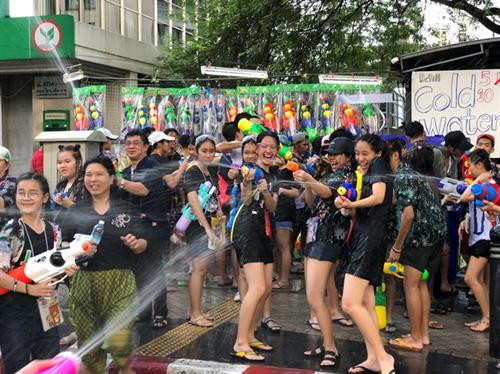 Theo quan niệm của người Thái, cho đi để nhận lại. Rưới nước vào người khác là chúc họ may mắn, để nhận lại may mắn của người khác dành cho mình.