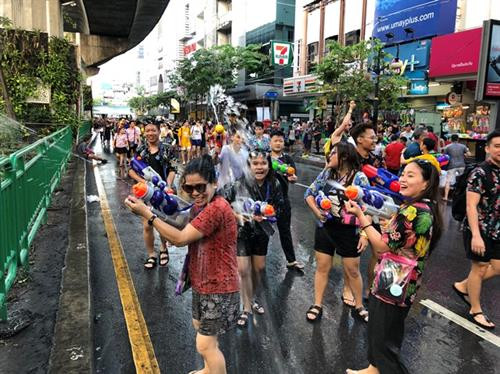 Theo quan niệm của người Thái, cho đi để nhận lại. Rưới nước vào người khác là chúc họ may mắn, để nhận lại may mắn của người khác dành cho mình.