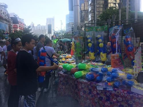 Súng phun nước là mặt hàng bán chạy nhất Thái-lan dịp này.