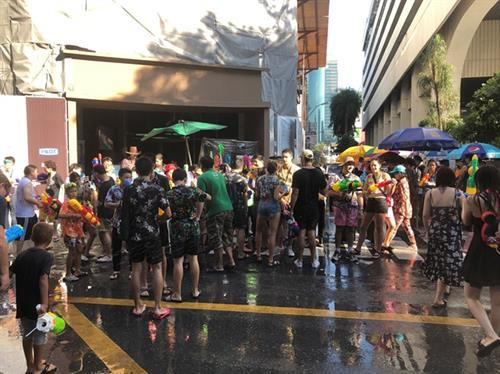 Xếp hàng tại một điểm bán nước ở phố Silom, Bangkok. Để đổ đầy bình của một khẩu súng phun nước, khách phải trả 10 baht (7.500 VND).