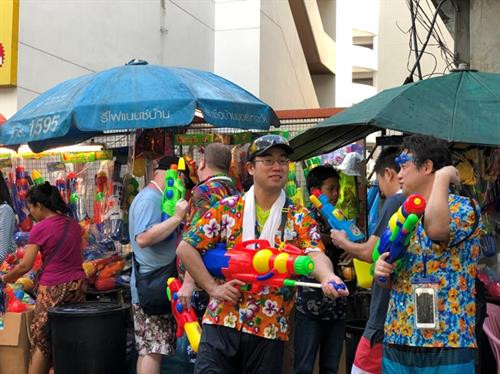 Đông đảo người nước ngoài cũng nhiệt tình tham gia.