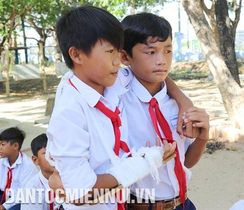 Học sinh Trường trung học cơ sở Hà Huy Tập diễn tập sơ, cấp cứu khi xảy ra tai nạn thương tích. Ảnh: Nguyễn Thành Cô và trò Trường trung học cơ sở Hà Huy Tập được rèn luyện thêm các kỹ năng chủ động ứng phó với tình huống thiên tai khẩn cấp. Ảnh: Nguyễn Thành