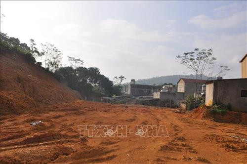 Sau các trận mưa lũ từ cuối tháng 10/2017 đến tháng 7/2018, phần taluy dương dưới chân đồi bị sạt lở, gây ảnh hưởng đến đời sống của người dân. Ảnh: Tuấn Anh -TTXVN Sau các trận mưa lũ từ cuối tháng 10/2017 đến tháng 7/2018, phần taluy dương dưới chân đồi bị sạt lở, gây ảnh hưởng đến đời sống của người dân. Ảnh: Tuấn Anh -TTXVN