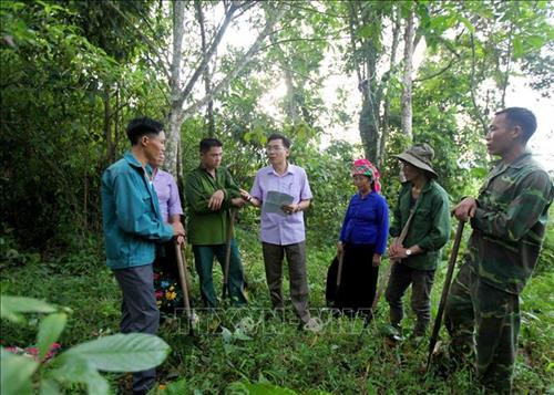 Cán bộ Ban Quản lý rừng phòng hộ huyện Tân Uyên tuyên truyền về chính sách chi trả dịch vụ môi trường rừng đến người dân xã Trung Đồng. Ảnh: Quý Trung – TTXVN Cán bộ Ban Quản lý rừng phòng hộ huyện Tân Uyên tuyên truyền về chính sách chi trả dịch vụ môi trường rừng đến người dân xã Trung Đồng. Ảnh: Quý Trung – TTXVN