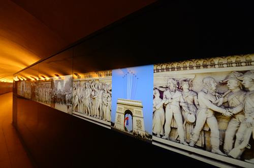 Vào năm 1806, Hoàng đế Napoléon I đã cho xây dựng Khải Hoàn Môn (tiếng Pháp gọi là L’arc de triomphe de l’Étoile) để tôn vinh quân đội, kỷ niệm chiến thắng lẫy lừng của các đạo quân Pháp. Khải Hoàn Môn tọa lạc tại đầu phía tây của Đại lộ Champs-Elysées, giữa quảng trường Étoile - khu vực tập trung khách du lịch. Năm 1616, Hoàng hậu Marie de Médicis đã cho mở một con đường dài có trồng cây hai bên để đi dạo, đó chính là đại lộ này. Công trình do vị kiến trúc sư Jean-Francois Chalgrin (1739-1811) vẽ kiểu theo các đài chiến thắng của thành phố Rome cổ. Bốn tác phẩm điêu khắc lớn nhất là Xuất quân 1792 và Khải hoàn 1810 phía Champs-Elysées, Kháng chiến 1814 và Hòa bình 1815 phía Grande-Armée. Trong đó Xuất quân nổi tiếng hơn cả. Tác phẩm của nhà điêu khắc François Rude cao 11,6 mét, rộng 6 mét. Mặt phía trong bốn chân của Khải Hoàn Môn được trang trí bằng các bức phù điêu miêu tả những trận đánh nổi tiếng. 6 bức phù điêu, 4 phía trên các tượng đài và 2 ở các cạnh bên mô tả những giai đoạn, sự kiện của cách mạng Pháp và đế chế. Ngoài ra bề mặt Khải Hoàn Môn còn có các phù điêu nhỏ khác. Khải Hoàn Môn có kiến trúc vòng cung lớn nhất thế giới với chiều cao 50 mét, rộng 45 mét. Bên dưới vòm cung là phần mộ chiến sĩ vô danh của hai cuộc Thế chiến (từ năm 1920). Vị trí của Khải Hoàn Môn là điểm giao của 12 đại lộ và ba quận. Để tới chân công trình, lối đi có tên Passage du Souvenir được xây dựng ngầm dưới quảng trường. Khải Hoàn Môn từng được dùng làm địa điểm cho các lễ quốc táng. Lễ quốc táng lớn nhất là của Đại văn hào Victor Hugo (năm 1885). Linh cữu của ông được đặt dưới vòm cung để toàn dân Paris tỏ lòng tôn kính. Việc xây dựng từng gặp trở ngại khi Hoàng đế Napoléon I không còn cai trị nước Pháp năm 1814, nhưng sau đó đã được hoàn thành vào năm 1836 dưới triều Vua Louis Philippe. 4 năm sau, hài cốt của Napoléon từ đảo Saint Helena được mang về Pháp, đưa qua Khải Hoàn Môn và chôn cất tại điện Invalides. Khải Hoàn Môn được trang trí bằng nhiều phần điêu khắc nổi, đặc biệt là nhóm các hình nổi có tên "La Marseillaise" hay "Đoàn người tình nguyện ra trận" (The Departure of the Volunteers) do Francois Rude tạc vào năm 1836. Tại đây có khắc tên của hàng trăm danh tướng đại quân Pháp thời Napoléon. Khải Hoàn Môn đứng thứ 10 trong các công trình thu hút nhất của Paris. Vào năm 1806, Hoàng đế Napoléon I đã cho xây dựng Khải Hoàn Môn (tiếng Pháp gọi là L’arc de triomphe de l’Étoile) để tôn vinh quân đội, kỷ niệm chiến thắng lẫy lừng của các đạo quân Pháp. Khải Hoàn Môn tọa lạc tại đầu phía tây của Đại lộ Champs-Elysées, giữa quảng trường Étoile - khu vực tập trung khách du lịch. Năm 1616, Hoàng hậu Marie de Médicis đã cho mở một con đường dài có trồng cây hai bên để đi dạo, đó chính là đại lộ này. Công trình do vị kiến trúc sư Jean-Francois Chalgrin (1739-1811) vẽ kiểu theo các đài chiến thắng của thành phố Rome cổ. Bốn tác phẩm điêu khắc lớn nhất là Xuất quân 1792 và Khải hoàn 1810 phía Champs-Elysées, Kháng chiến 1814 và Hòa bình 1815 phía Grande-Armée. Trong đó Xuất quân nổi tiếng hơn cả. Tác phẩm của nhà điêu khắc François Rude cao 11,6 mét, rộng 6 mét. Mặt phía trong bốn chân của Khải Hoàn Môn được trang trí bằng các bức phù điêu miêu tả những trận đánh nổi tiếng. 6 bức phù điêu, 4 phía trên các tượng đài và 2 ở các cạnh bên mô tả những giai đoạn, sự kiện của cách mạng Pháp và đế chế. Ngoài ra bề mặt Khải Hoàn Môn còn có các phù điêu nhỏ khác. Khải Hoàn Môn có kiến trúc vòng cung lớn nhất thế giới với chiều cao 50 mét, rộng 45 mét. Bên dưới vòm cung là phần mộ chiến sĩ vô danh của hai cuộc Thế chiến (từ năm 1920). Vị trí của Khải Hoàn Môn là điểm giao của 12 đại lộ và ba quận. Để tới chân công trình, lối đi có tên Passage du Souvenir được xây dựng ngầm dưới quảng trường. Khải Hoàn Môn từng được dùng làm địa điểm cho các lễ quốc táng. Lễ quốc táng lớn nhất là của Đại văn hào Victor Hugo (năm 1885). Linh cữu của ông được đặt dưới vòm cung để toàn dân Paris tỏ lòng tôn kính. Việc xây dựng từng gặp trở ngại khi Hoàng đế Napoléon I không còn cai trị nước Pháp năm 1814, nhưng sau đó đã được hoàn thành vào năm 1836 dưới triều Vua Louis Philippe. 4 năm sau, hài cốt của Napoléon từ đảo Saint Helena được mang về Pháp, đưa qua Khải Hoàn Môn và chôn cất tại điện Invalides. Khải Hoàn Môn được trang trí bằng nhiều phần điêu khắc nổi, đặc biệt là nhóm các hình nổi có tên "La Marseillaise" hay "Đoàn người tình nguyện ra trận" (The Departure of the Volunteers) do Francois Rude tạc vào năm 1836. Tại đây có khắc tên của hàng trăm danh tướng đại quân Pháp thời Napoléon. Khải Hoàn Môn đứng thứ 10 trong các công trình thu hút nhất của Paris.