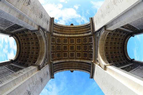 Vào năm 1806, Hoàng đế Napoléon I đã cho xây dựng Khải Hoàn Môn (tiếng Pháp gọi là L’arc de triomphe de l’Étoile) để tôn vinh quân đội, kỷ niệm chiến thắng lẫy lừng của các đạo quân Pháp. Khải Hoàn Môn tọa lạc tại đầu phía tây của Đại lộ Champs-Elysées, giữa quảng trường Étoile - khu vực tập trung khách du lịch. Năm 1616, Hoàng hậu Marie de Médicis đã cho mở một con đường dài có trồng cây hai bên để đi dạo, đó chính là đại lộ này. Công trình do vị kiến trúc sư Jean-Francois Chalgrin (1739-1811) vẽ kiểu theo các đài chiến thắng của thành phố Rome cổ. Bốn tác phẩm điêu khắc lớn nhất là Xuất quân 1792 và Khải hoàn 1810 phía Champs-Elysées, Kháng chiến 1814 và Hòa bình 1815 phía Grande-Armée. Trong đó Xuất quân nổi tiếng hơn cả. Tác phẩm của nhà điêu khắc François Rude cao 11,6 mét, rộng 6 mét. Mặt phía trong bốn chân của Khải Hoàn Môn được trang trí bằng các bức phù điêu miêu tả những trận đánh nổi tiếng. 6 bức phù điêu, 4 phía trên các tượng đài và 2 ở các cạnh bên mô tả những giai đoạn, sự kiện của cách mạng Pháp và đế chế. Ngoài ra bề mặt Khải Hoàn Môn còn có các phù điêu nhỏ khác. Khải Hoàn Môn có kiến trúc vòng cung lớn nhất thế giới với chiều cao 50 mét, rộng 45 mét. Bên dưới vòm cung là phần mộ chiến sĩ vô danh của hai cuộc Thế chiến (từ năm 1920). Vị trí của Khải Hoàn Môn là điểm giao của 12 đại lộ và ba quận. Để tới chân công trình, lối đi có tên Passage du Souvenir được xây dựng ngầm dưới quảng trường. Khải Hoàn Môn từng được dùng làm địa điểm cho các lễ quốc táng. Lễ quốc táng lớn nhất là của Đại văn hào Victor Hugo (năm 1885). Linh cữu của ông được đặt dưới vòm cung để toàn dân Paris tỏ lòng tôn kính. Việc xây dựng từng gặp trở ngại khi Hoàng đế Napoléon I không còn cai trị nước Pháp năm 1814, nhưng sau đó đã được hoàn thành vào năm 1836 dưới triều Vua Louis Philippe. 4 năm sau, hài cốt của Napoléon từ đảo Saint Helena được mang về Pháp, đưa qua Khải Hoàn Môn và chôn cất tại điện Invalides. Khải Hoàn Môn được trang trí bằng nhiều phần điêu khắc nổi, đặc biệt là nhóm các hình nổi có tên "La Marseillaise" hay "Đoàn người tình nguyện ra trận" (The Departure of the Volunteers) do Francois Rude tạc vào năm 1836. Tại đây có khắc tên của hàng trăm danh tướng đại quân Pháp thời Napoléon. Khải Hoàn Môn đứng thứ 10 trong các công trình thu hút nhất của Paris. Vào năm 1806, Hoàng đế Napoléon I đã cho xây dựng Khải Hoàn Môn (tiếng Pháp gọi là L’arc de triomphe de l’Étoile) để tôn vinh quân đội, kỷ niệm chiến thắng lẫy lừng của các đạo quân Pháp. Khải Hoàn Môn tọa lạc tại đầu phía tây của Đại lộ Champs-Elysées, giữa quảng trường Étoile - khu vực tập trung khách du lịch. Năm 1616, Hoàng hậu Marie de Médicis đã cho mở một con đường dài có trồng cây hai bên để đi dạo, đó chính là đại lộ này. Công trình do vị kiến trúc sư Jean-Francois Chalgrin (1739-1811) vẽ kiểu theo các đài chiến thắng của thành phố Rome cổ. Bốn tác phẩm điêu khắc lớn nhất là Xuất quân 1792 và Khải hoàn 1810 phía Champs-Elysées, Kháng chiến 1814 và Hòa bình 1815 phía Grande-Armée. Trong đó Xuất quân nổi tiếng hơn cả. Tác phẩm của nhà điêu khắc François Rude cao 11,6 mét, rộng 6 mét. Mặt phía trong bốn chân của Khải Hoàn Môn được trang trí bằng các bức phù điêu miêu tả những trận đánh nổi tiếng. 6 bức phù điêu, 4 phía trên các tượng đài và 2 ở các cạnh bên mô tả những giai đoạn, sự kiện của cách mạng Pháp và đế chế. Ngoài ra bề mặt Khải Hoàn Môn còn có các phù điêu nhỏ khác. Khải Hoàn Môn có kiến trúc vòng cung lớn nhất thế giới với chiều cao 50 mét, rộng 45 mét. Bên dưới vòm cung là phần mộ chiến sĩ vô danh của hai cuộc Thế chiến (từ năm 1920). Vị trí của Khải Hoàn Môn là điểm giao của 12 đại lộ và ba quận. Để tới chân công trình, lối đi có tên Passage du Souvenir được xây dựng ngầm dưới quảng trường. Khải Hoàn Môn từng được dùng làm địa điểm cho các lễ quốc táng. Lễ quốc táng lớn nhất là của Đại văn hào Victor Hugo (năm 1885). Linh cữu của ông được đặt dưới vòm cung để toàn dân Paris tỏ lòng tôn kính. Việc xây dựng từng gặp trở ngại khi Hoàng đế Napoléon I không còn cai trị nước Pháp năm 1814, nhưng sau đó đã được hoàn thành vào năm 1836 dưới triều Vua Louis Philippe. 4 năm sau, hài cốt của Napoléon từ đảo Saint Helena được mang về Pháp, đưa qua Khải Hoàn Môn và chôn cất tại điện Invalides. Khải Hoàn Môn được trang trí bằng nhiều phần điêu khắc nổi, đặc biệt là nhóm các hình nổi có tên "La Marseillaise" hay "Đoàn người tình nguyện ra trận" (The Departure of the Volunteers) do Francois Rude tạc vào năm 1836. Tại đây có khắc tên của hàng trăm danh tướng đại quân Pháp thời Napoléon. Khải Hoàn Môn đứng thứ 10 trong các công trình thu hút nhất của Paris.