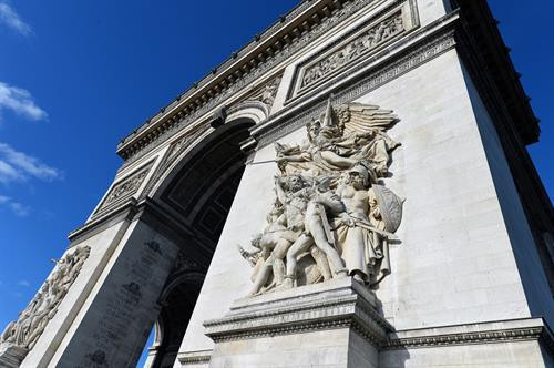 Vào năm 1806, Hoàng đế Napoléon I đã cho xây dựng Khải Hoàn Môn (tiếng Pháp gọi là L’arc de triomphe de l’Étoile) để tôn vinh quân đội, kỷ niệm chiến thắng lẫy lừng của các đạo quân Pháp. Khải Hoàn Môn tọa lạc tại đầu phía tây của Đại lộ Champs-Elysées, giữa quảng trường Étoile - khu vực tập trung khách du lịch. Năm 1616, Hoàng hậu Marie de Médicis đã cho mở một con đường dài có trồng cây hai bên để đi dạo, đó chính là đại lộ này. Công trình do vị kiến trúc sư Jean-Francois Chalgrin (1739-1811) vẽ kiểu theo các đài chiến thắng của thành phố Rome cổ. Bốn tác phẩm điêu khắc lớn nhất là Xuất quân 1792 và Khải hoàn 1810 phía Champs-Elysées, Kháng chiến 1814 và Hòa bình 1815 phía Grande-Armée. Trong đó Xuất quân nổi tiếng hơn cả. Tác phẩm của nhà điêu khắc François Rude cao 11,6 mét, rộng 6 mét. Mặt phía trong bốn chân của Khải Hoàn Môn được trang trí bằng các bức phù điêu miêu tả những trận đánh nổi tiếng. 6 bức phù điêu, 4 phía trên các tượng đài và 2 ở các cạnh bên mô tả những giai đoạn, sự kiện của cách mạng Pháp và đế chế. Ngoài ra bề mặt Khải Hoàn Môn còn có các phù điêu nhỏ khác. Khải Hoàn Môn có kiến trúc vòng cung lớn nhất thế giới với chiều cao 50 mét, rộng 45 mét. Bên dưới vòm cung là phần mộ chiến sĩ vô danh của hai cuộc Thế chiến (từ năm 1920). Vị trí của Khải Hoàn Môn là điểm giao của 12 đại lộ và ba quận. Để tới chân công trình, lối đi có tên Passage du Souvenir được xây dựng ngầm dưới quảng trường. Khải Hoàn Môn từng được dùng làm địa điểm cho các lễ quốc táng. Lễ quốc táng lớn nhất là của Đại văn hào Victor Hugo (năm 1885). Linh cữu của ông được đặt dưới vòm cung để toàn dân Paris tỏ lòng tôn kính. Việc xây dựng từng gặp trở ngại khi Hoàng đế Napoléon I không còn cai trị nước Pháp năm 1814, nhưng sau đó đã được hoàn thành vào năm 1836 dưới triều Vua Louis Philippe. 4 năm sau, hài cốt của Napoléon từ đảo Saint Helena được mang về Pháp, đưa qua Khải Hoàn Môn và chôn cất tại điện Invalides. Khải Hoàn Môn được trang trí bằng nhiều phần điêu khắc nổi, đặc biệt là nhóm các hình nổi có tên "La Marseillaise" hay "Đoàn người tình nguyện ra trận" (The Departure of the Volunteers) do Francois Rude tạc vào năm 1836. Tại đây có khắc tên của hàng trăm danh tướng đại quân Pháp thời Napoléon. Khải Hoàn Môn đứng thứ 10 trong các công trình thu hút nhất của Paris. Vào năm 1806, Hoàng đế Napoléon I đã cho xây dựng Khải Hoàn Môn (tiếng Pháp gọi là L’arc de triomphe de l’Étoile) để tôn vinh quân đội, kỷ niệm chiến thắng lẫy lừng của các đạo quân Pháp. Khải Hoàn Môn tọa lạc tại đầu phía tây của Đại lộ Champs-Elysées, giữa quảng trường Étoile - khu vực tập trung khách du lịch. Năm 1616, Hoàng hậu Marie de Médicis đã cho mở một con đường dài có trồng cây hai bên để đi dạo, đó chính là đại lộ này. Công trình do vị kiến trúc sư Jean-Francois Chalgrin (1739-1811) vẽ kiểu theo các đài chiến thắng của thành phố Rome cổ. Bốn tác phẩm điêu khắc lớn nhất là Xuất quân 1792 và Khải hoàn 1810 phía Champs-Elysées, Kháng chiến 1814 và Hòa bình 1815 phía Grande-Armée. Trong đó Xuất quân nổi tiếng hơn cả. Tác phẩm của nhà điêu khắc François Rude cao 11,6 mét, rộng 6 mét. Mặt phía trong bốn chân của Khải Hoàn Môn được trang trí bằng các bức phù điêu miêu tả những trận đánh nổi tiếng. 6 bức phù điêu, 4 phía trên các tượng đài và 2 ở các cạnh bên mô tả những giai đoạn, sự kiện của cách mạng Pháp và đế chế. Ngoài ra bề mặt Khải Hoàn Môn còn có các phù điêu nhỏ khác. Khải Hoàn Môn có kiến trúc vòng cung lớn nhất thế giới với chiều cao 50 mét, rộng 45 mét. Bên dưới vòm cung là phần mộ chiến sĩ vô danh của hai cuộc Thế chiến (từ năm 1920). Vị trí của Khải Hoàn Môn là điểm giao của 12 đại lộ và ba quận. Để tới chân công trình, lối đi có tên Passage du Souvenir được xây dựng ngầm dưới quảng trường. Khải Hoàn Môn từng được dùng làm địa điểm cho các lễ quốc táng. Lễ quốc táng lớn nhất là của Đại văn hào Victor Hugo (năm 1885). Linh cữu của ông được đặt dưới vòm cung để toàn dân Paris tỏ lòng tôn kính. Việc xây dựng từng gặp trở ngại khi Hoàng đế Napoléon I không còn cai trị nước Pháp năm 1814, nhưng sau đó đã được hoàn thành vào năm 1836 dưới triều Vua Louis Philippe. 4 năm sau, hài cốt của Napoléon từ đảo Saint Helena được mang về Pháp, đưa qua Khải Hoàn Môn và chôn cất tại điện Invalides. Khải Hoàn Môn được trang trí bằng nhiều phần điêu khắc nổi, đặc biệt là nhóm các hình nổi có tên "La Marseillaise" hay "Đoàn người tình nguyện ra trận" (The Departure of the Volunteers) do Francois Rude tạc vào năm 1836. Tại đây có khắc tên của hàng trăm danh tướng đại quân Pháp thời Napoléon. Khải Hoàn Môn đứng thứ 10 trong các công trình thu hút nhất của Paris.