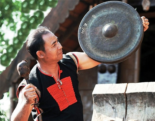 Y Thim trong lễ hội cồng chiêng. Nguồn ảnh: internet Y Thim trong lễ hội cồng chiêng. Nguồn ảnh: internet