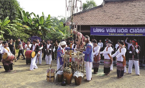 Để chuẩn bị cho lễ cầu mưa, dân làng cùng đóng góp lễ vật Để chuẩn bị cho lễ cầu mưa, dân làng cùng đóng góp lễ vật