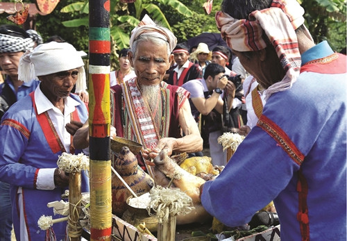 Già làng xin thần linh ban cho dân làng mưa thuận gió hòa, cuộc sống ấm no Già làng xin thần linh ban cho dân làng mưa thuận gió hòa, cuộc sống ấm no