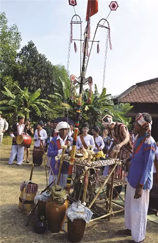 Theo quan niệm của người Chăm H'roi, đồ lễ và số người làm lễ phải là số lẻ, để thần linh cho một phần nữa là đủ