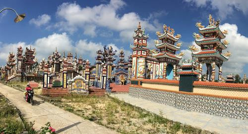 Những lăng mộ xây dựng có giá tiền tỷ ở làng An Bằng. Ảnh: Hồ Cầu -TTXVN Những lăng mộ xây dựng có giá tiền tỷ ở làng An Bằng. Ảnh: Hồ Cầu -TTXVN