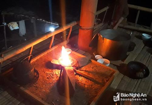 Bếp lửa cháy suốt đêm trong ngày đầu tiên dọn đến nhà mới. Ảnh : Hữu Vi Bếp lửa cháy suốt đêm trong ngày đầu tiên dọn đến nhà mới. Ảnh : Hữu Vi