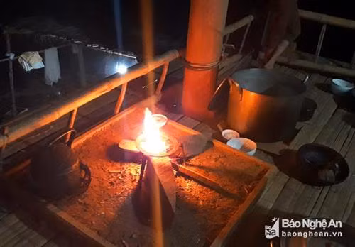 Bếp lửa cháy suốt đêm trong ngày đầu tiên dọn đến nhà mới. Ảnh : Hữu Vi