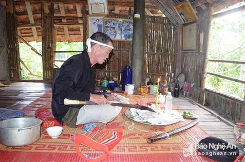 Thầy mo người Thái chuẩn bị làm lễ. Ảnh : Hà Ngọc Thủy Thầy mo người Thái chuẩn bị làm lễ. Ảnh : Hà Ngọc Thủy