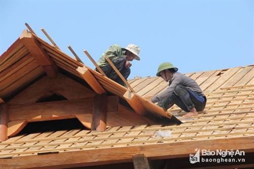 Người Thái dựng nhà sàn mới. Ảnh: Hồ Phương Người Thái dựng nhà sàn mới. Ảnh: Hồ Phương