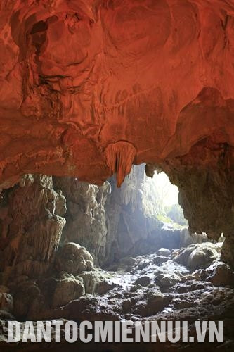 Nằm ở phía bắc đảo Đầu Gỗ, được phát hiện vào năm 1993, động Thiên Cung có hệ thống nhũ đá trắng sáng, lung linh. Ảnh: Đinh Công Những khối thạch trong động Thiên Cung. Ảnh: Đinh Công