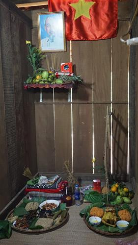 Hai mâm cỗ cúng tổ tiên và cúng vía lúa được đặt ở khu vực bàn thờ tổ tiên trong nhà. Ảnh: Hoàng Tâm