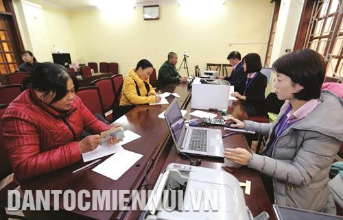 Một buổi giao dịch cho vay vốn tại Điểm giao dịch phường Quyết Thắng, thành phố Lai Châu. Ảnh: Trần Việt Một buổi giao dịch cho vay vốn tại Điểm giao dịch phường Quyết Thắng, thành phố Lai Châu. Ảnh: Trần Việt