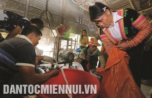 Được vay vốn ưu đãi từ Chương trình hộ sản xuất kinh doanh vùng khó khăn, gia đình chị Vũ Thị Gấm ở xã Chăn Nưa, huyện Sìn Hồ đầu tư mua máy xay xát, chăn nuôi lợn cho thu nhập ổn định. Ảnh: Trần Việt Được vay vốn ưu đãi từ Chương trình hộ sản xuất kinh doanh vùng khó khăn, gia đình chị Vũ Thị Gấm ở xã Chăn Nưa, huyện Sìn Hồ đầu tư mua máy xay xát, chăn nuôi lợn cho thu nhập ổn định. Ảnh: Trần Việt