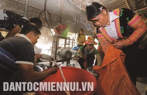 Được vay vốn ưu đãi từ Chương trình hộ sản xuất kinh doanh vùng khó khăn, gia đình chị Vũ Thị Gấm ở xã Chăn Nưa, huyện Sìn Hồ đầu tư mua máy xay xát, chăn nuôi lợn cho thu nhập ổn định. Ảnh: Trần Việt