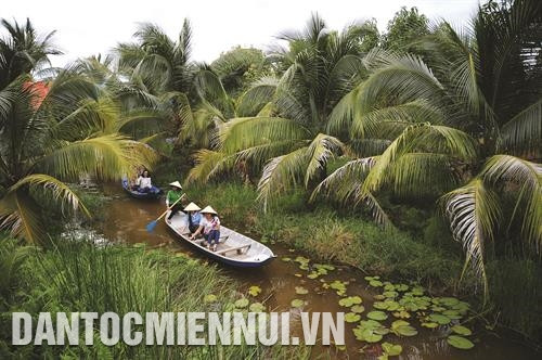 Du khách tham quan Vườn sinh thái Út Cưng ở xã Vĩnh Tế, thành phố Châu Đốc bằng xuồng. Ảnh: An Hiếu Nhiều hoạt động văn hóa nghệ thuật dân gian như: múa rồng, múa lân... được tổ chức trong dịp lễ hội Vía Bà Chúa Xứ núi Sam, thu hút đông đảo người xem. Ảnh: An Hiếu