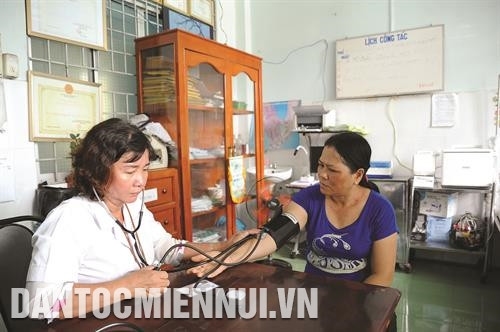 Khám chữa bệnh cho người dân tại Trạm y tế xã Vĩnh Tế .Ảnh: An Hiếu