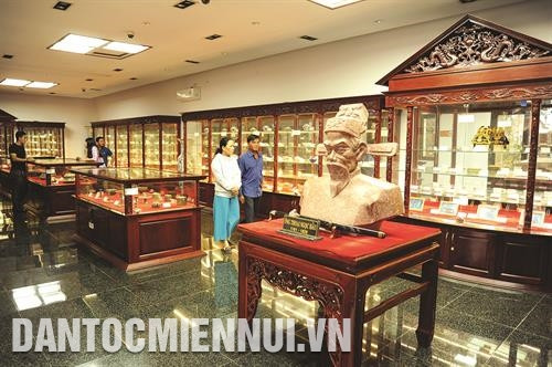 Miếu Bà Chúa Xứ là di tích lịch sử cấp quốc gia, mỗi năm thu hút khoảng 4 triệu lượt khách đến tham quan, hành hương. Ảnh: An Hiếu Du khách tham quan Nhà trưng bày cổ vật tại Lăng Thoại Ngọc Hầu nằm trong quần thể Khu du lịch quốc gia Núi Sam.Ảnh: An Hiếu Hàng năm, lễ hội Vía Bà Chúa Xứ núi Sam được tổ chức trang trọng từ ngày 23 - 27/4 (âm lịch), trong đó ngày vía chính là ngày 25. Ảnh: An Hiếu