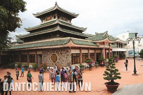 Miếu Bà Chúa Xứ là di tích lịch sử cấp quốc gia, mỗi năm thu hút khoảng 4 triệu lượt khách đến tham quan, hành hương. Ảnh: An Hiếu Du khách tham quan Nhà trưng bày cổ vật tại Lăng Thoại Ngọc Hầu nằm trong quần thể Khu du lịch quốc gia Núi Sam.Ảnh: An Hiếu Hàng năm, lễ hội Vía Bà Chúa Xứ núi Sam được tổ chức trang trọng từ ngày 23 - 27/4 (âm lịch), trong đó ngày vía chính là ngày 25. Ảnh: An Hiếu