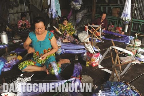 Nghề đan lưới đem lại thu nhập đáng kể cho bà con Khmer sinh sống ở xã Vĩnh Tế, thành phố Châu Đốc. Ảnh: An Hiếu