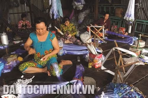 Nghề đan lưới đem lại thu nhập đáng kể cho bà con Khmer sinh sống ở xã Vĩnh Tế, thành phố Châu Đốc. Ảnh: An Hiếu