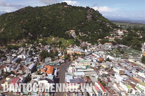 Khu du lịch quốc gia Núi Sam được đầu tư phát triển với mục tiêu đến năm 2030 trở thành trung tâm du lịch văn hóa tâm linh. Ảnh: An Hiếu