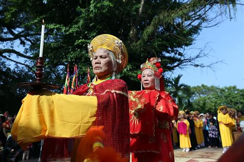 Nghi thức tế lễ bắt đầu khi một nữ quan dẫn chủ tế vào thắp hương trong đền. Ảnh: Phan Tuấn Anh - TTXVN