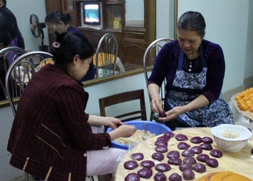 Để bột bánh ở nhiệt độ thích hợp rồi mới nặn bánh. Có thể xoa một chút mỡ vào lòng bàn tay khi nặn bánh để bột khỏi dính vào tay và tăng độ thơm ngon. Để bột bánh ở nhiệt độ thích hợp rồi mới nặn bánh. Có thể xoa một chút mỡ vào lòng bàn tay khi nặn bánh để bột khỏi dính vào tay và tăng độ thơm ngon.