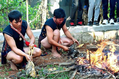 Khi tiếng chiêng báo hiệu cất lên, mọi người trong buôn từ già, trẻ, gái, trai đều tập trung về khu vực nhà Rông để chuẩn bị làm lễ. Ảnh: Đức Thụy